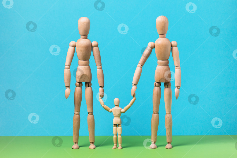 Скачать Гештальты или деревянные человечки на цветном фоне, двое взрослых и один ребенок фотосток Ozero