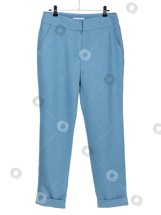 Скачать Женские синие брюки на вешалке, выделяющиеся на белом фоне, вид спереди фотосток Ozero