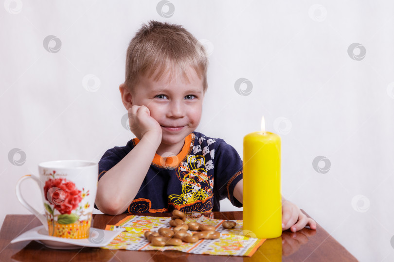 Скачать мальчик и желтая свеча фотосток Ozero