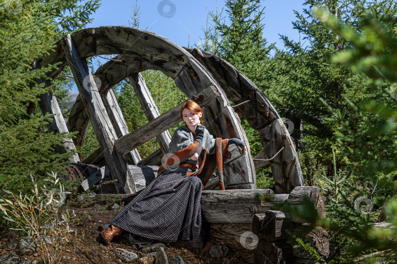 Скачать женщина у деревянного колеса фотосток Ozero