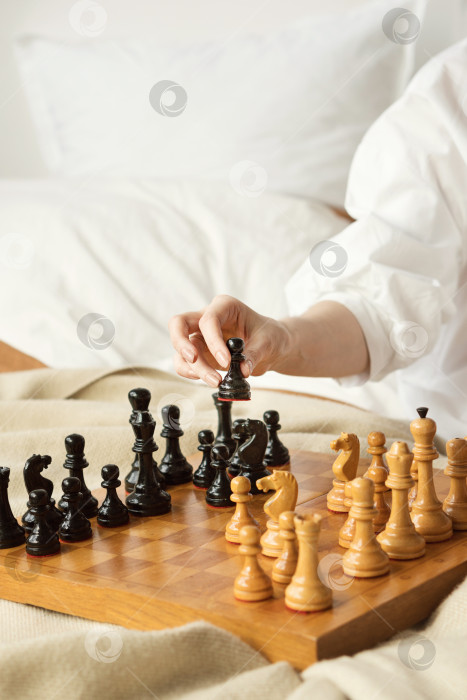 Скачать Шахматистка Женская рука фотосток Ozero
