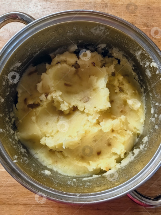 Скачать Свежеприготовленное картофельное пюре в кастрюле из нержавеющей стали фотосток Ozero