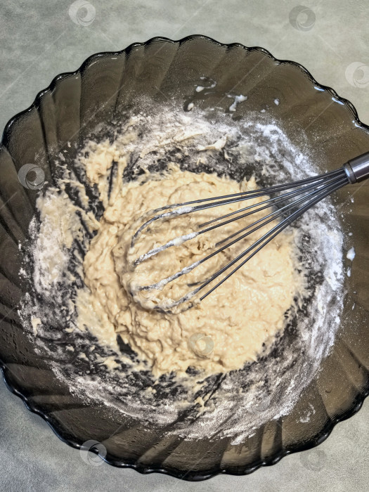 Скачать Взбейте тесто в стеклянной миске для выпечки. фотосток Ozero