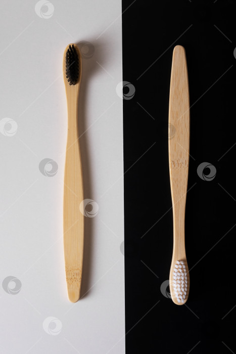 Скачать Стильная концепция с бамбуковыми зубными щетками на черно-белом фоне фотосток Ozero
