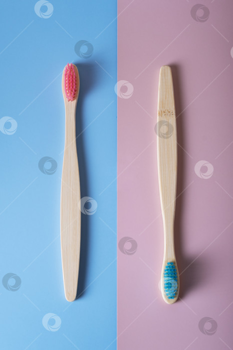 Скачать Стильная концепция с бамбуковыми зубными щетками на розовом и голубом фоне фотосток Ozero