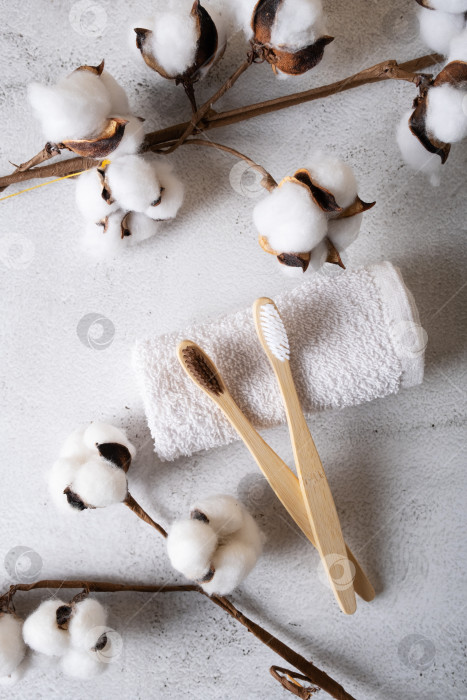 Скачать Бамбуковые зубные щетки на белом полотенце с декором из натурального хлопка фотосток Ozero