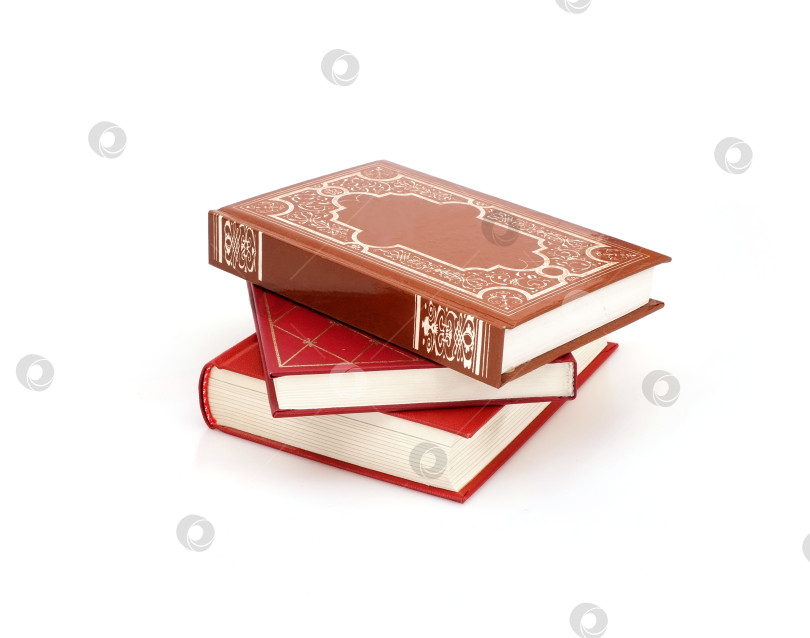 Скачать Стопка книг в цветных обложках с белыми листами, выделяющимися на белом фоне фотосток Ozero