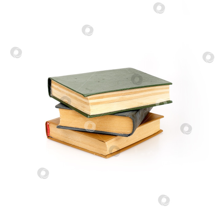 Скачать Стопка книг в цветных обложках с белыми листами, выделенными на белом фоне, для вырезания готова фотосток Ozero