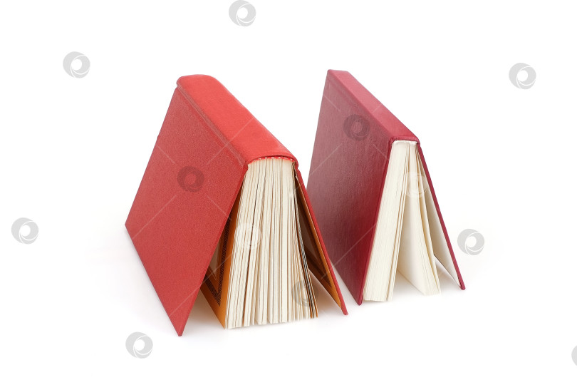 Скачать Стопка красных книг, выделенных на белом фоне фотосток Ozero