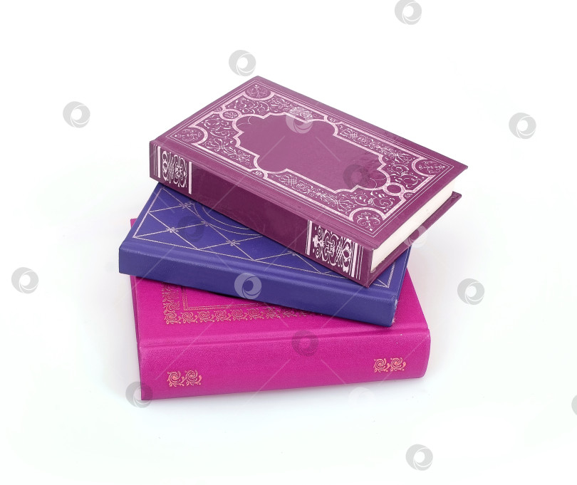 Скачать Стопка книг в цветных обложках с белыми листами, выделяющимися на белом фоне фотосток Ozero