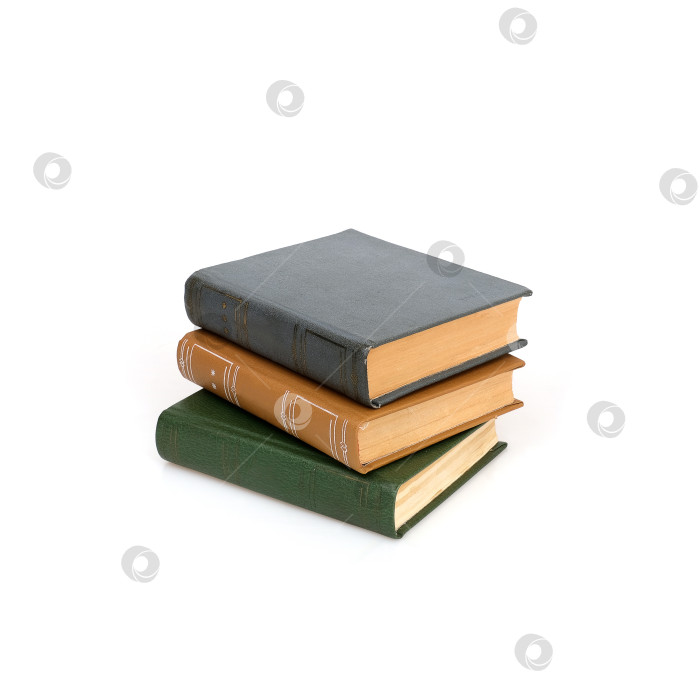 Скачать Стопка книг в цветных обложках с белыми листами, выделенными на белом фоне, для вырезания готова фотосток Ozero