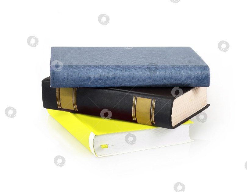 Скачать Стопка книг в цветных обложках с белыми листами, выделяющимися на белом фоне фотосток Ozero