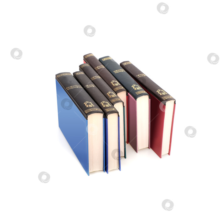 Скачать Стопка книг в цветных обложках с белыми листами, выделяющимися на белом фоне фотосток Ozero