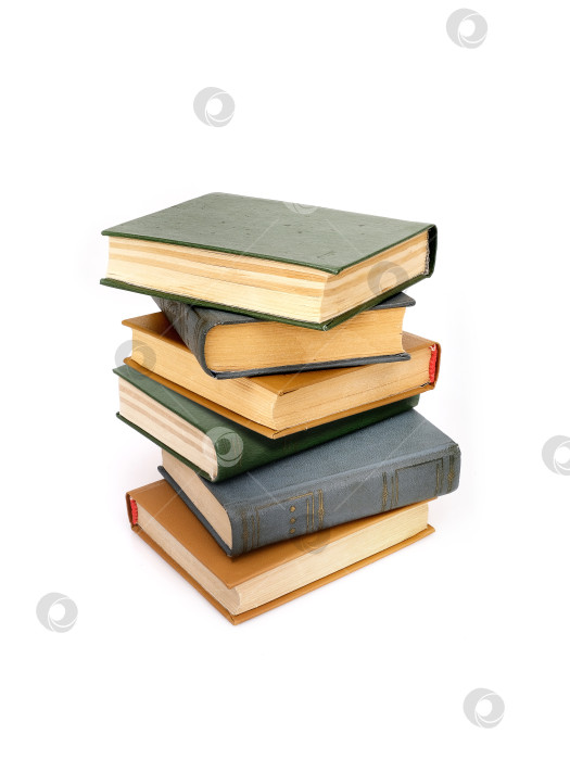 Скачать Стопка книг в цветных обложках с белыми листами, выделенными на белом фоне, для вырезания готова фотосток Ozero