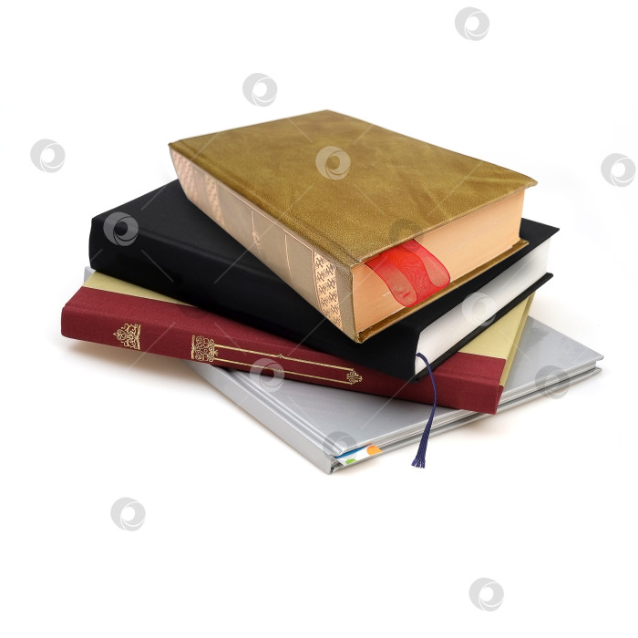 Скачать Стопка книг в цветных обложках с белыми листами, выделяющимися на белом фоне фотосток Ozero