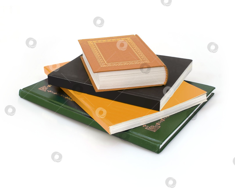 Скачать Стопка книг в цветных обложках с белыми листами, выделяющимися на белом фоне фотосток Ozero
