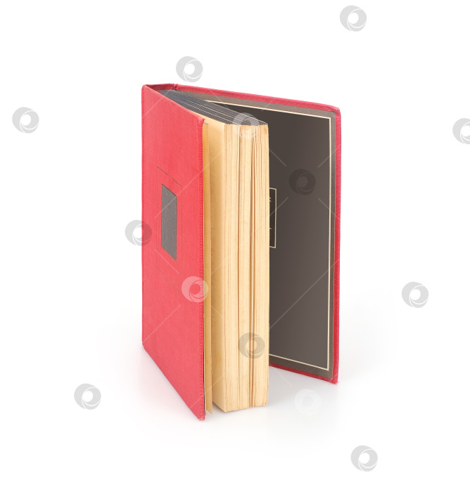 Скачать Книга в красной обложке, выделенная на белом фоне фотосток Ozero