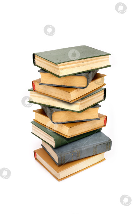 Скачать Стопка книг в цветных обложках с белыми листами, выделяющимися на белом фоне фотосток Ozero