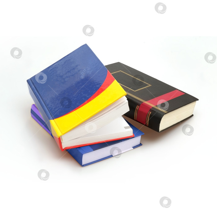 Скачать Стопка книг в цветных обложках с белыми листами, выделяющимися на белом фоне фотосток Ozero