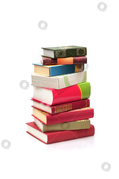 Скачать Стопка книг в цветных обложках с белыми листами, выделяющимися на белом фоне фотосток Ozero