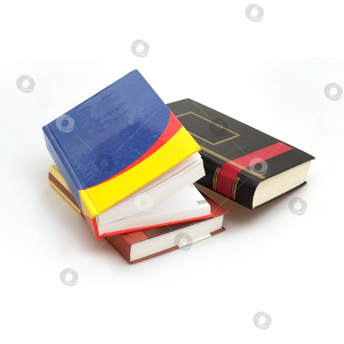Скачать Стопка книг в цветных обложках с белыми листами, выделяющимися на белом фоне фотосток Ozero