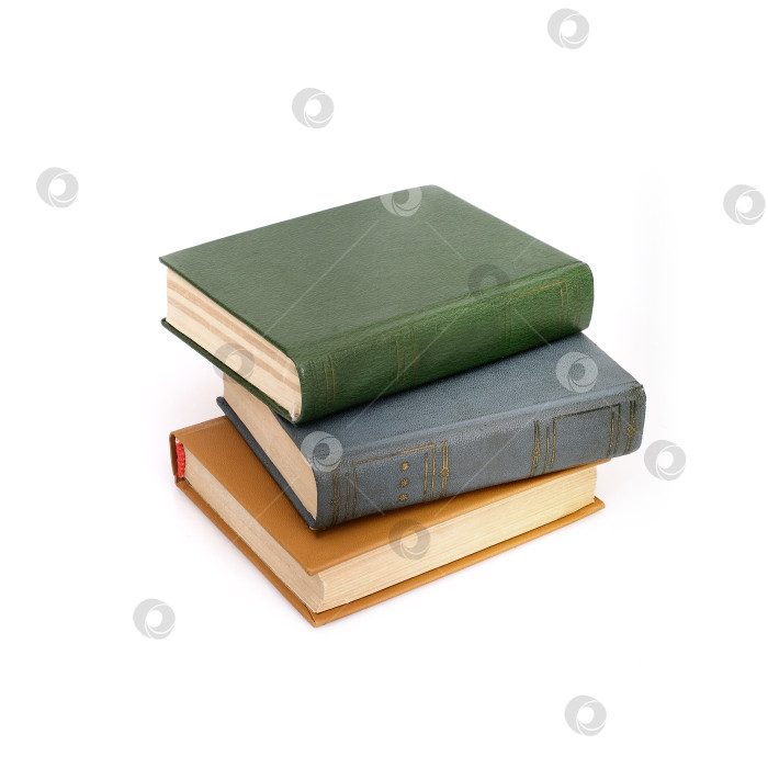 Скачать Стопка книг в цветных обложках с белыми листами, выделенными на белом фоне, для вырезания готова фотосток Ozero