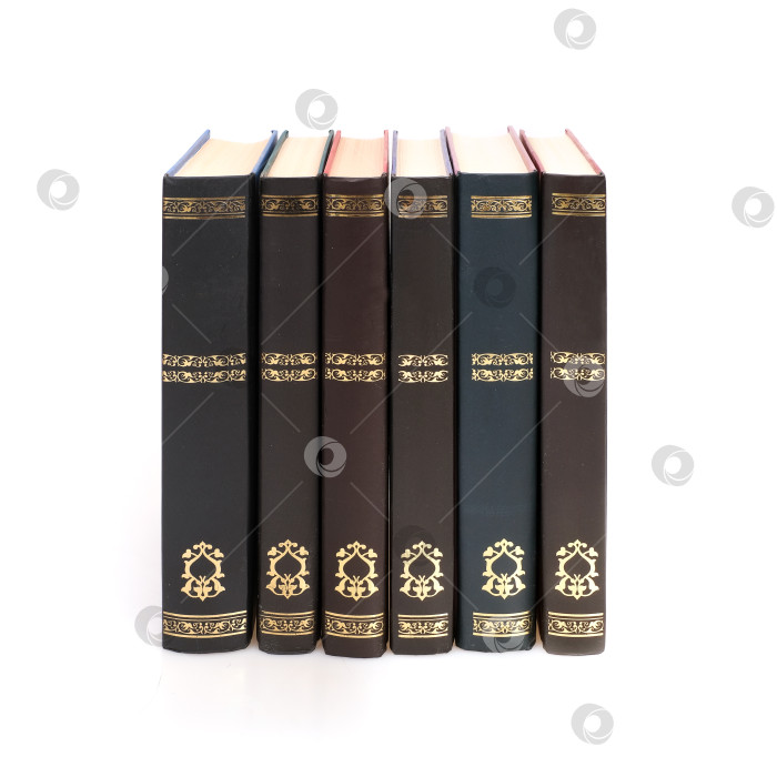 Скачать Стопка книг в цветных обложках с белыми листами, выделенными на белом фоне, для вырезания готова фотосток Ozero