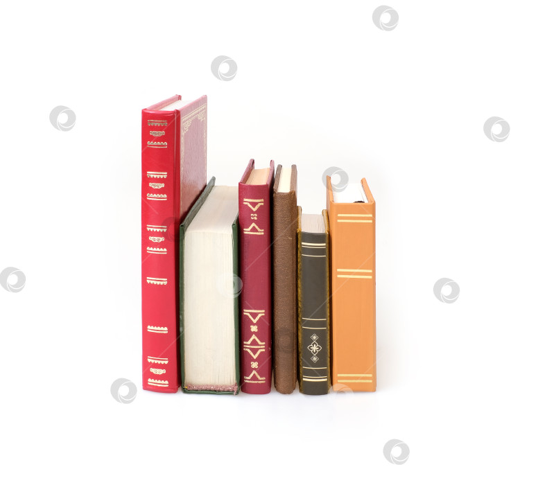 Скачать Стопка книг в цветных обложках с белыми листами, выделяющимися на белом фоне фотосток Ozero