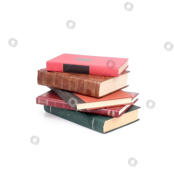Скачать Стопка книг в цветных обложках, выделяющихся на белом фоне фотосток Ozero