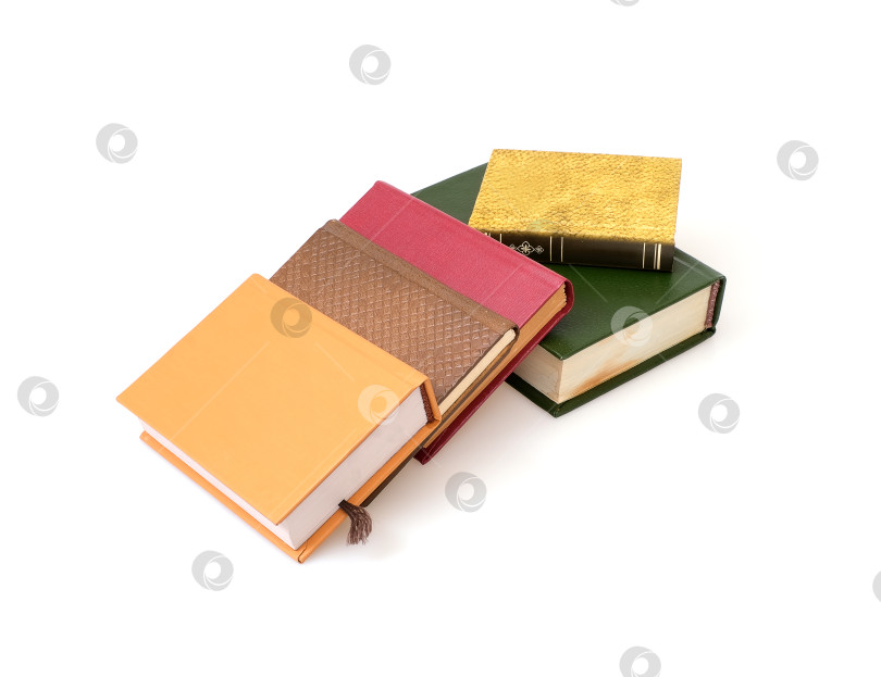 Скачать Стопка книг в цветных обложках с белыми листами, выделяющимися на белом фоне фотосток Ozero
