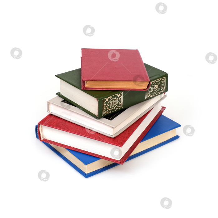 Скачать Стопка книг в цветных обложках с белыми листами, выделяющимися на белом фоне фотосток Ozero