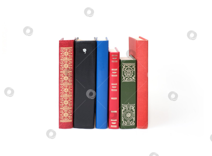 Скачать Стопка книг с белыми листами, выделенными на белом фоне фотосток Ozero