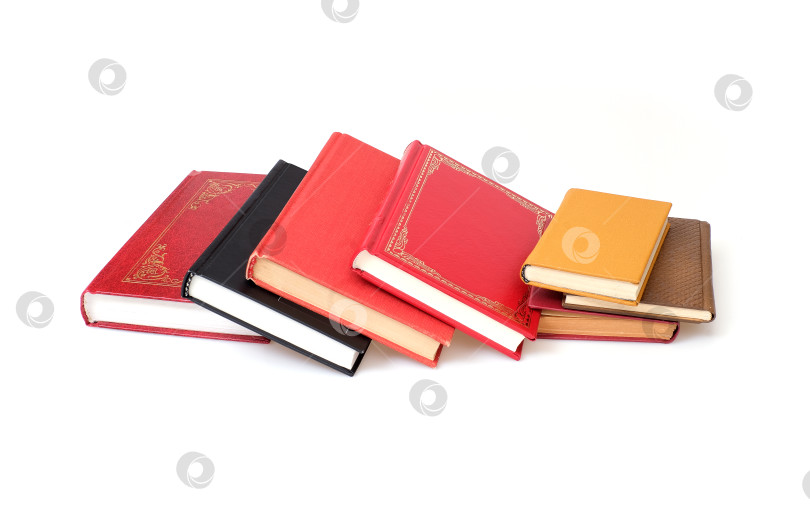 Скачать Стопка книг в цветных обложках с белыми листами, выделяющимися на белом фоне фотосток Ozero