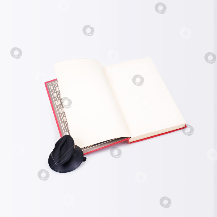 Скачать Открытая красная книга, выделенная на белом фоне фотосток Ozero