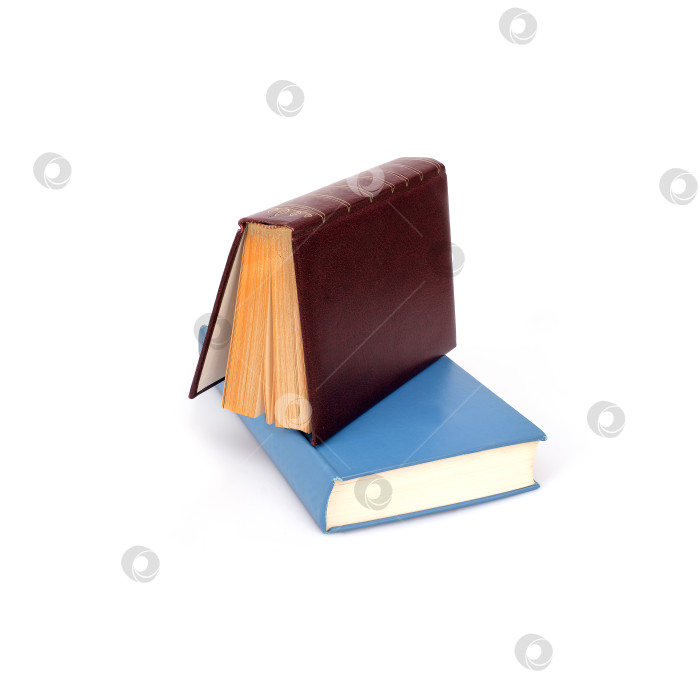 Скачать Стопка книг в цветных обложках с белыми листами, выделяющимися на белом фоне фотосток Ozero