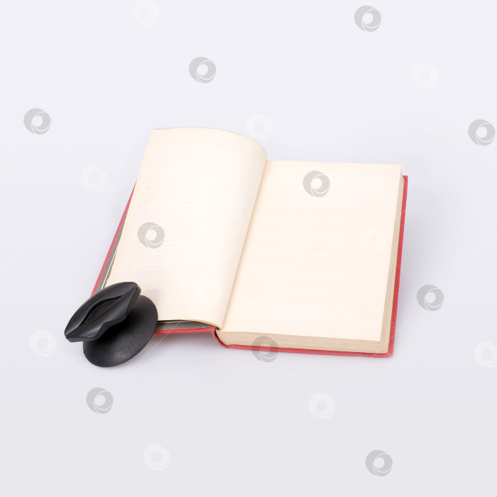 Скачать Открытая красная книга, выделенная на белом фоне фотосток Ozero