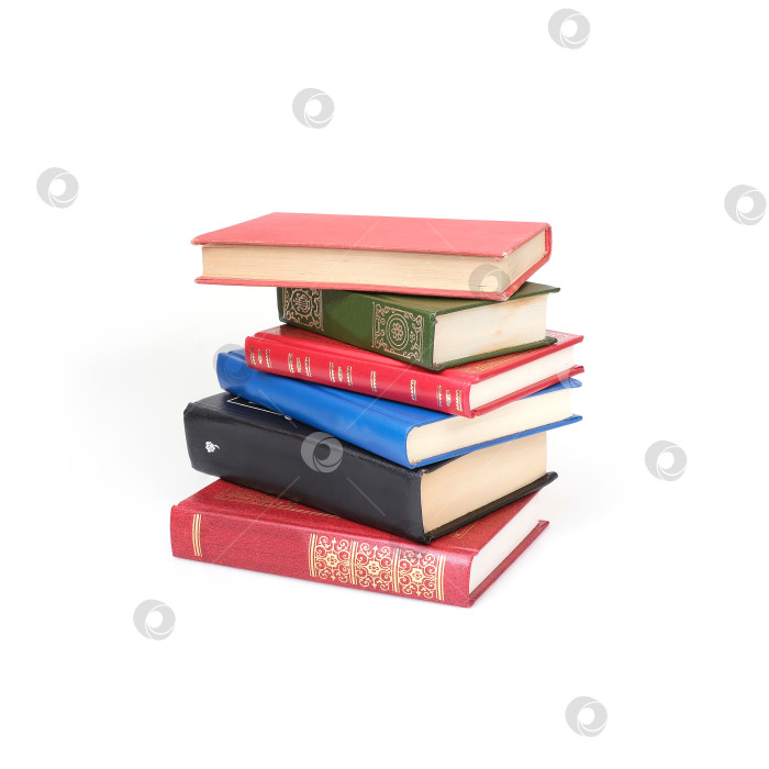 Скачать Стопка книг в цветных обложках с белыми листами, выделяющимися на белом фоне фотосток Ozero
