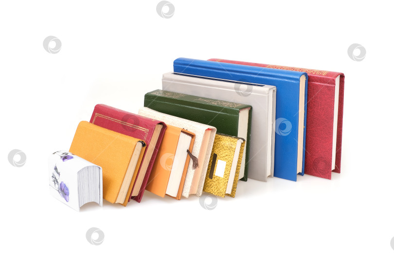 Скачать Стопка книг в цветных обложках с белыми листами, выделяющимися на белом фоне фотосток Ozero