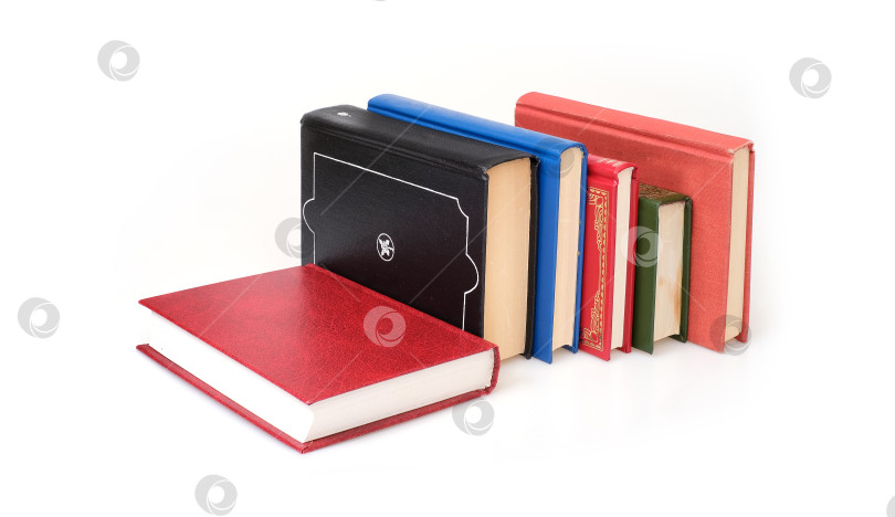 Скачать Стопка книг в цветных обложках с белыми листами, выделяющимися на белом фоне фотосток Ozero