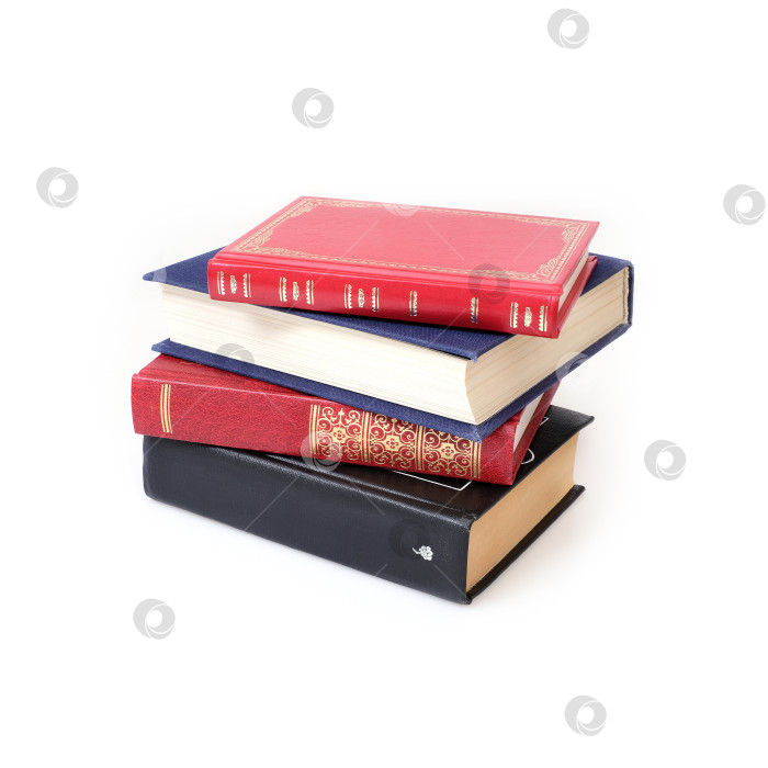 Скачать Стопка книг в цветных обложках с белыми листами, выделяющимися на белом фоне фотосток Ozero