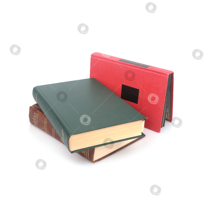 Скачать Стопка книг в цветных обложках, выделяющихся на белом фоне фотосток Ozero