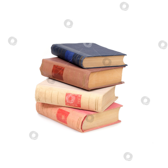Скачать Стопка книг в цветных обложках с белыми листами, выделяющимися на белом фоне фотосток Ozero
