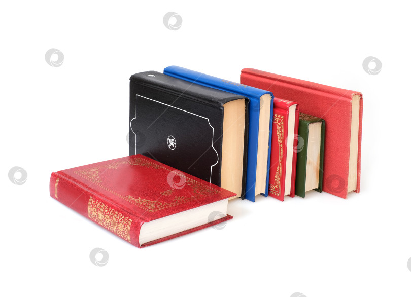 Скачать Стопка книг в цветных обложках с белыми листами, выделяющимися на белом фоне фотосток Ozero