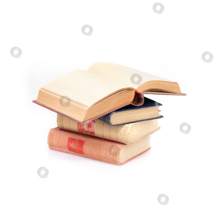 Скачать Стопка книг в цветных обложках с белыми листами, выделяющимися на белом фоне фотосток Ozero