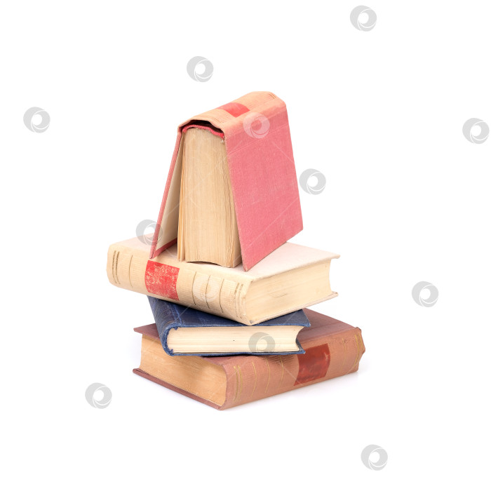 Скачать Стопка книг в цветных обложках с белыми листами, выделяющимися на белом фоне фотосток Ozero