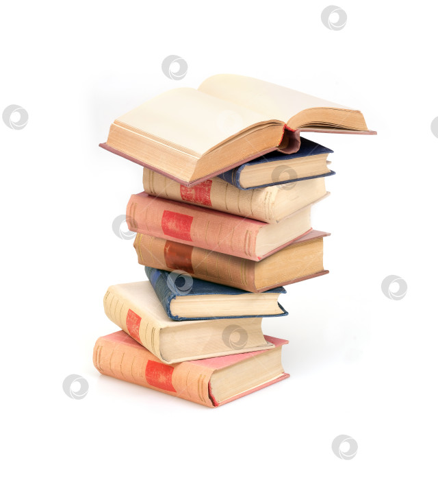 Скачать Стопка книг в цветных обложках с белыми листами, выделяющимися на белом фоне фотосток Ozero