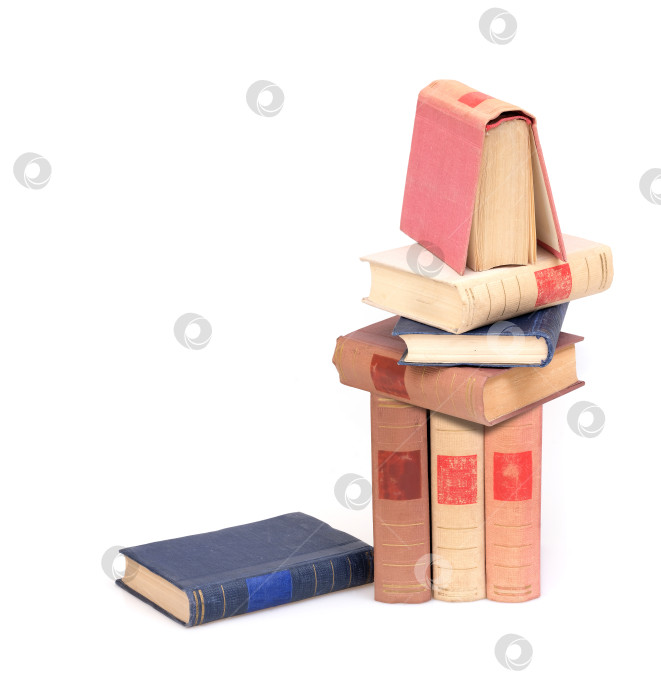 Скачать Стопка книг в цветных обложках с белыми листами, выделяющимися на белом фоне фотосток Ozero