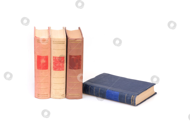 Скачать Стопка книг в цветных обложках с белыми листами, выделяющимися на белом фоне фотосток Ozero