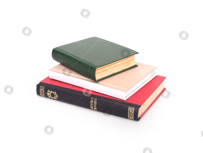 Скачать Стопка книг в цветных обложках с белыми листами, выделяющимися на белом фоне фотосток Ozero