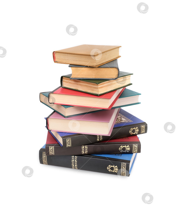 Скачать Стопка книг в цветных обложках с белыми листами, выделяющимися на белом фоне фотосток Ozero